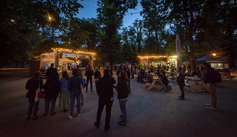 Hudební scéna na Střeleckém ostrově a stánky